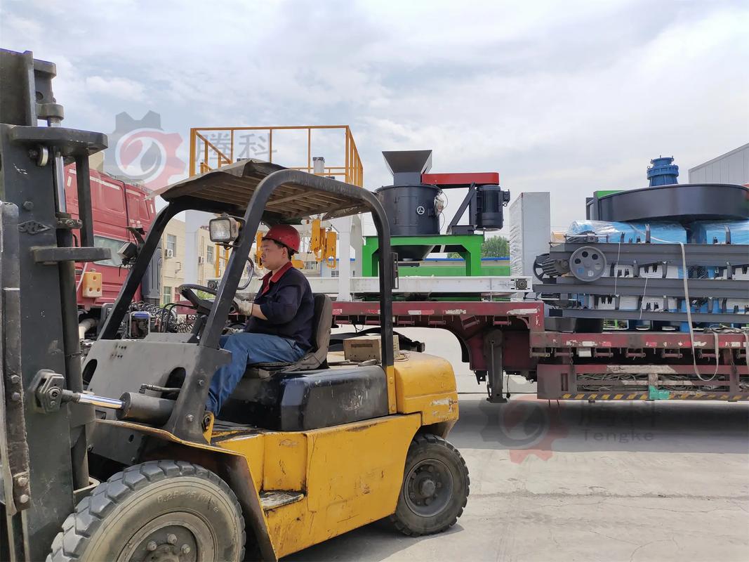 深耕有機(jī)肥設(shè)備制造，鄭州騰科機(jī)械提供喂料機(jī)與翻堆機(jī)全套解決方案